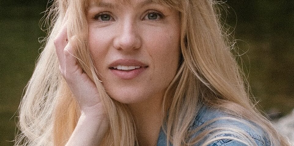 Debs Howard portrait for Ebby Magazine cover story