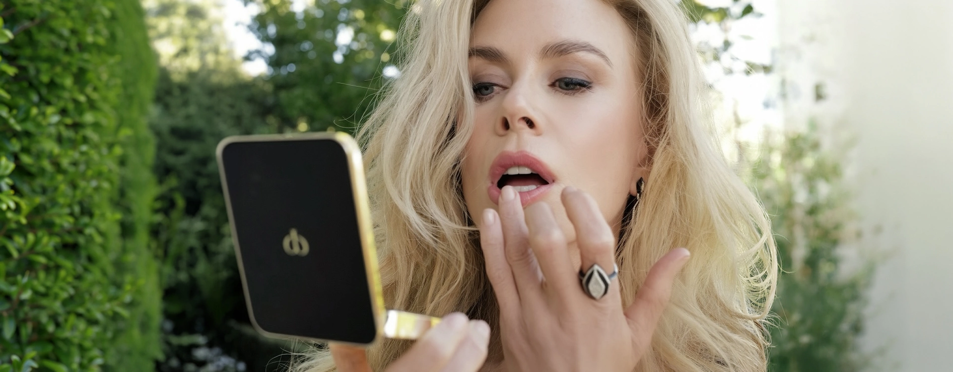 Nicole Kidman applies Clé de Peau Beauté lipstick for her Practical Magic 2 premiere makeup look